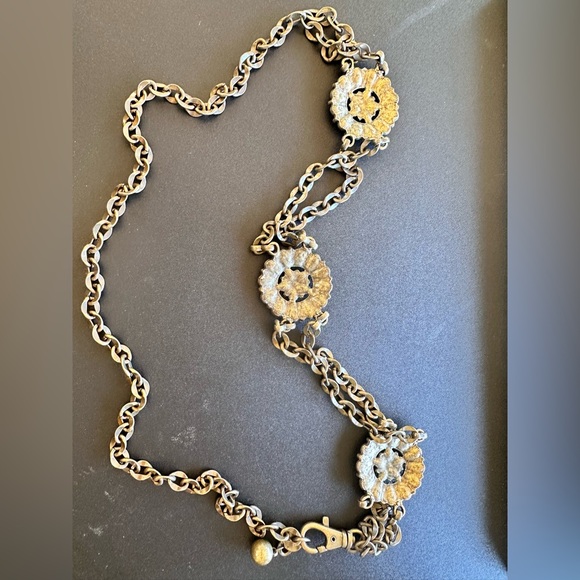 Brass tone flower belt with brown rims tones. Lobster clasp closure. - Picture 5 of 6